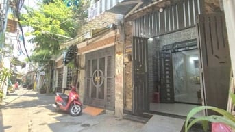 Nhà 1 trệt 2 Lầu Sân thượng. Hẻm xe hơi Thông .