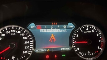 Vinfast Lux SA 2.0 Trắng 7 chỗ