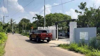 Chị gái chuyển về quê sinh sống gửi bán căn nhà vườn cây. DT: hơn 500m