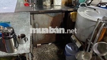 bán sạp ỏ chợ ông hoàng (cho ông địa ) đang buôn bán đồ an sáng chay .