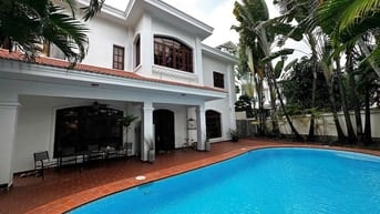 Cho thuê biệt thự Thảo Điền 800m², 2 tầng, 5PN, hồ bơi riêng, $5500/th