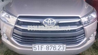 Toyota Innova 7 chỗ màu Nâu