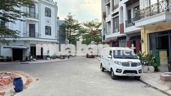 nhà phố mới hoàn thiện Khu Lộc Phát 22/12 eon Bình Dương