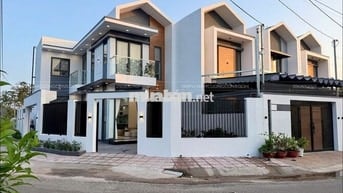 Bán nhà lô góc đẹp, full nội thất, 3PN, sân đậu ô tô