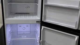 Tủ lạnh Aqua invester hai cửa màu đen 