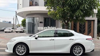 Toyota Camry 2.5Q màu Trắng