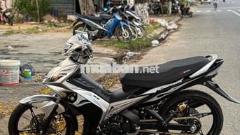 Exciter côn tay xuống áo bạc đen