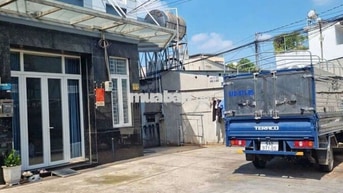 P15 .Cho thuê diện tích to xe hơi đậu trước nhà