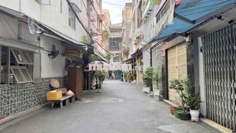 HẺM Ô TÔ 7 CHỖ Đ. HUỲNH VĂN BÁNH, PHÚ NHUẬN - KHUÔN ĐẤT A4 .