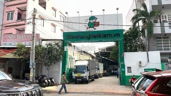 Dạ em có Kho 200m2 và 300m2 xe Tải vào đến nơi,có điện 3 Pha