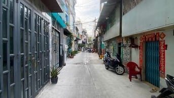 Bán nhà nhỏ xinh 3 tầng nhỉnh 3 tỷ. Hẻm xe hơi quận 11 giáp quận 10.  