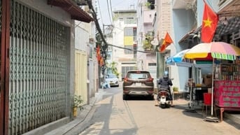 Bán nhà Dt 4m Nở Hậu 5m X 13m Đường xe hơi. Xe tải thông. CÓ PN dưới 
