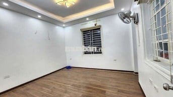Hơn 4 tỷ Tập thể Lương Khánh Thiện, lô góc tầng 2 95m 3PN sổ đỏ ≈ 60m