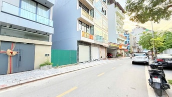 Bán nhà phố Lạc Trung 70m2, phân lô, có vỉa hè, ô tô tránh, ở luôn