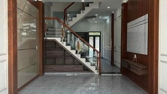 Định cư nước ngoài bán gấp nhà Hoàng Diệu Q4 60m2/giá 915tr. Sổ riêng