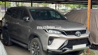 Toyota Fortuner Legender Dầu 27.000 km Xám