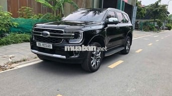 Ford Everest Titanium 4x2 2024 đen chính chủ