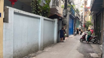 Bán Đất Phân Lô Hoàng Quốc Việt 153m2 Mặt Tiền 6,9M ( Cách Phố 50M )