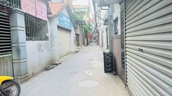 đất sẵn nhà 3 tầng, dt gần 60m2,mt 4,9 cuối đường Bà Triệu Hà Đông