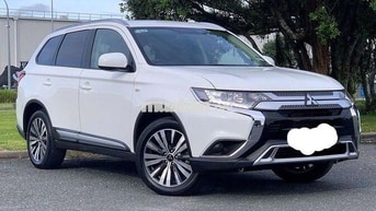 Mitsubishi Outlander Trắng 7 chỗ