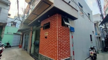 NHÀ ĐẸP 2 TẦNG K/LÝ THÁI TỔ, CÁCH ĐUÒNG CHÍNH VÀI BƯƠC CHÂN
