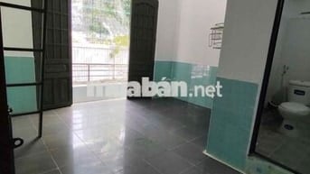 Phòng mới đẹp có bancol mặt đường