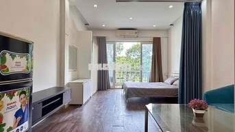 Cho thuê căn hộ ban công full nội thất cao cấp gần vòng xoay Dân Chủ