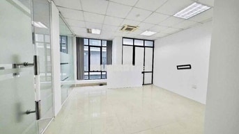 Cho thuê văn phòng tại Nguyễn Chí Thanh 130m2 giá 24t view full kính
