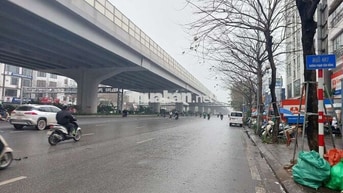 Tôi cần bán nhà 6tầng thang máy full nội thất, mặt phố Phạm Văn Đồng.
