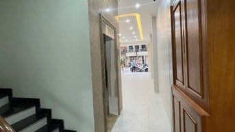 Cho thuê nhà mặt phố Nguyễn Văn Huyên, 100m2, 3 tầng, có thang máy