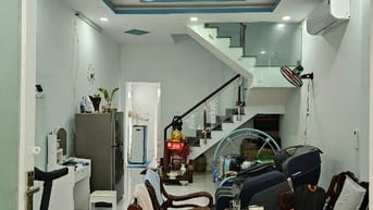 Bán nhà và lô đất sân vườn , đang làm sân vườn trồng cây, ngồi hóng má
