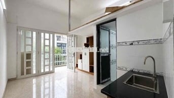 Duplex ban công,cửa sổ mới xây sát ĐH Mở,Y Dược,cọc 1 tháng