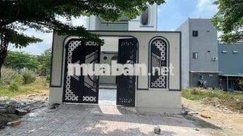 CHUYỂN NƠI Ở CẦN BÁN GẤP NHÀ TRỆT LẦU Ở HÒA LỢI TP HCM SÁT TRƯỜNG HỌC