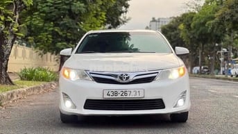 Toyota Camry 2.5 XLE Trắng