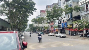 Nhà mặt phố Trần Quốc Hoàn - 50m2 x 6 tầng 1 hầm, thông sàn, Thang máy