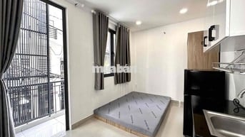 Trống sẵn 1 PHÒNG BAN CÔNG FULL NỘI THẤT HẺM Ô TÔ GIÁ RẺ GẦN BỜ KÈ Q3