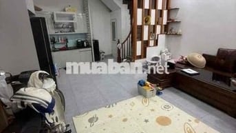 Nhà Hiếm Cầu Giấy 40m2 - 5 Tầng - Gần Phố - Ở Ngay - Giá 9 Tỷ ( TL )