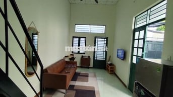 Nhà cho thuê hẻm xe hoi, gần ngã tư Hàng Xanh