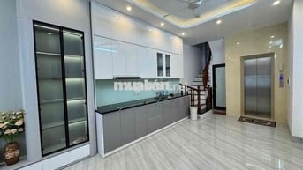 Lô góc phố Trương Định 40m2 x5T 7.8 tỷ ngõ nông sát phố thang máy nhà