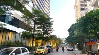 BÁN ĐẤT TẶNG NHÀ GẦN CÔNG VIÊN HÒA BÌNH -MẶT PHỐ VÍP - KINH DOANH SẦM 