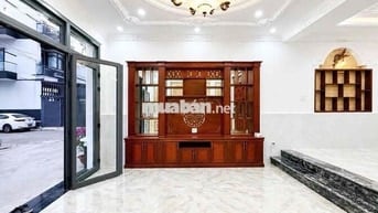 Biệt thự nhà bè-đường xe hơi tránh nhau