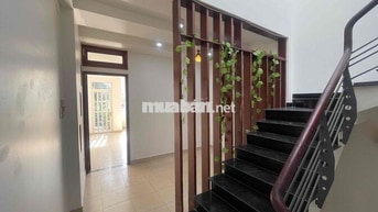- Phòng ban công , tách bếp , Cửa Sổ Trời , Phòng Rộng Thoáng mát .