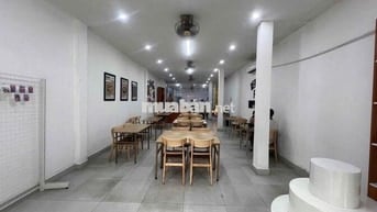 Cho thuê nhà 1 trệt 3 lầu mặt tiền đường kinh doanh , phường trung dũn