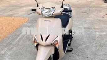 Honda Lead màu Vàng kem