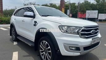 Ford Everest Titanium Trắng