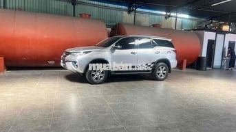 Toyota Fortuner Bạc 7 chỗ