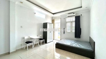 Nhiều đồ? Căn hộ ban công rộng thoáng này lo hết, đườnglớn cửa sổ trời