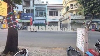 Cho thuê vỉa hè buổi chiều tối