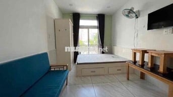 Căn hộ ban công/ cửa sổ full nội thất, máy giặt riêng, thang máy ở Q4