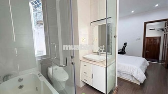 Phòng tiện nghi có bồn tắm ở quận 1